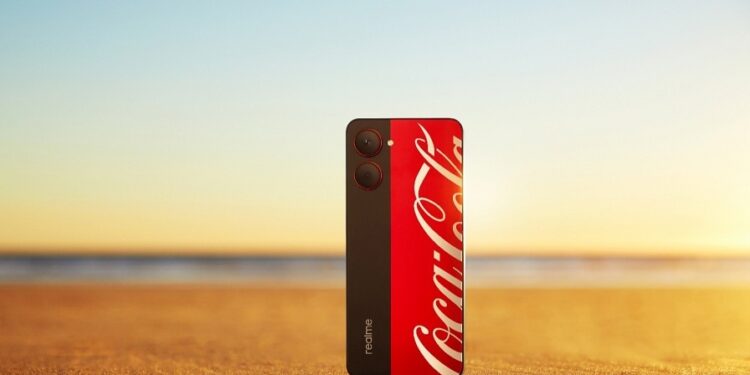 ريلمي تطرح أول هاتف ذكي بإصدار خاص يحمل علامة Coca-Cola التجارية